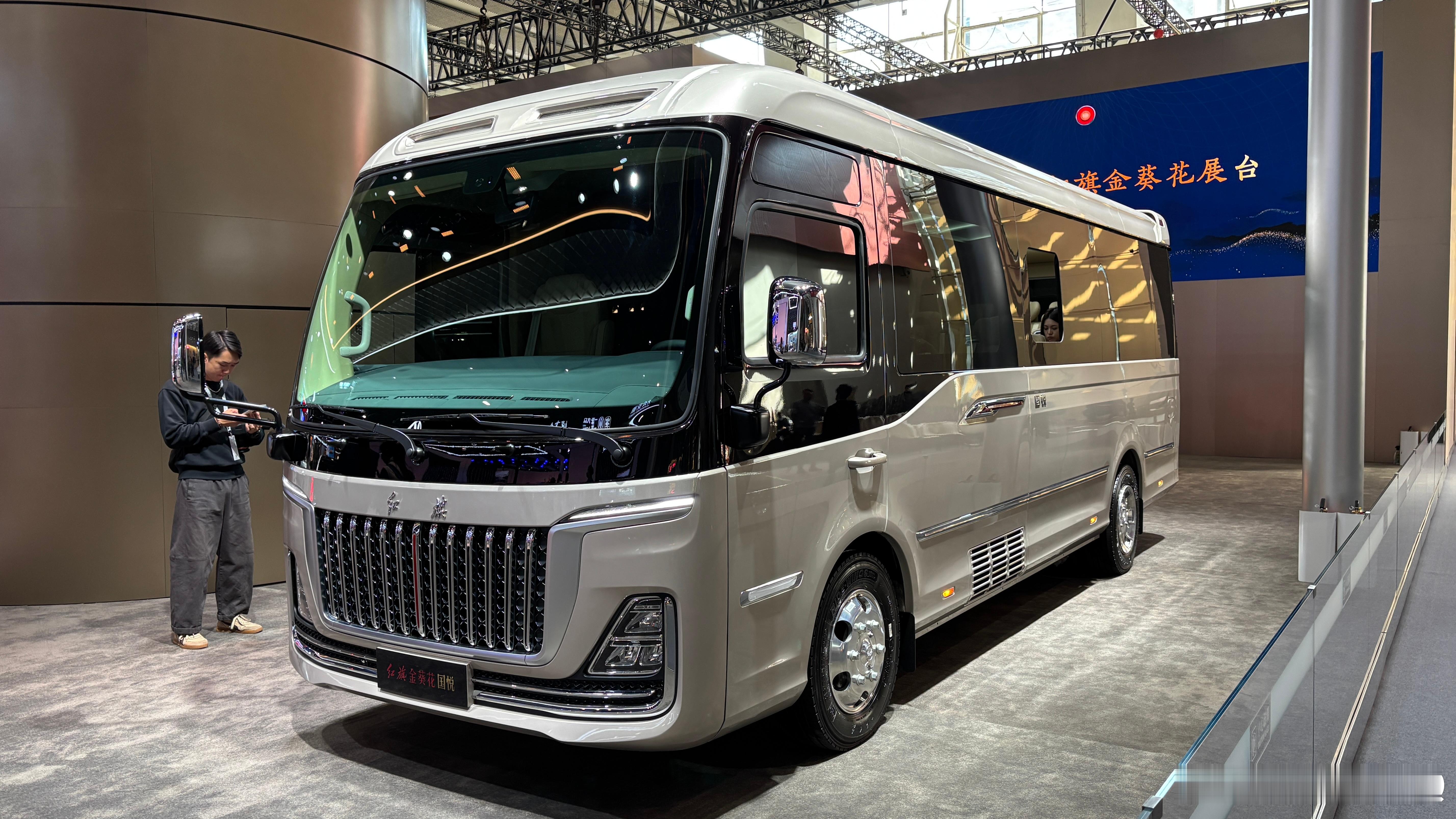 红旗金葵花国悦，这车出来后，柯斯达的高端市场岌岌可危。