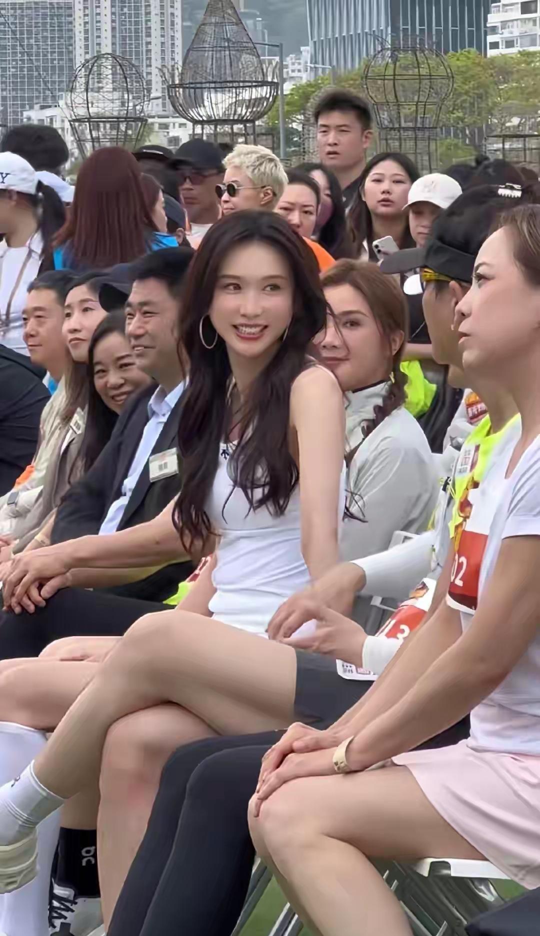 51岁林志玲现身香港马拉松，状态超绝，谁能想到她嫁去日本七年，早已活成了幸福的普