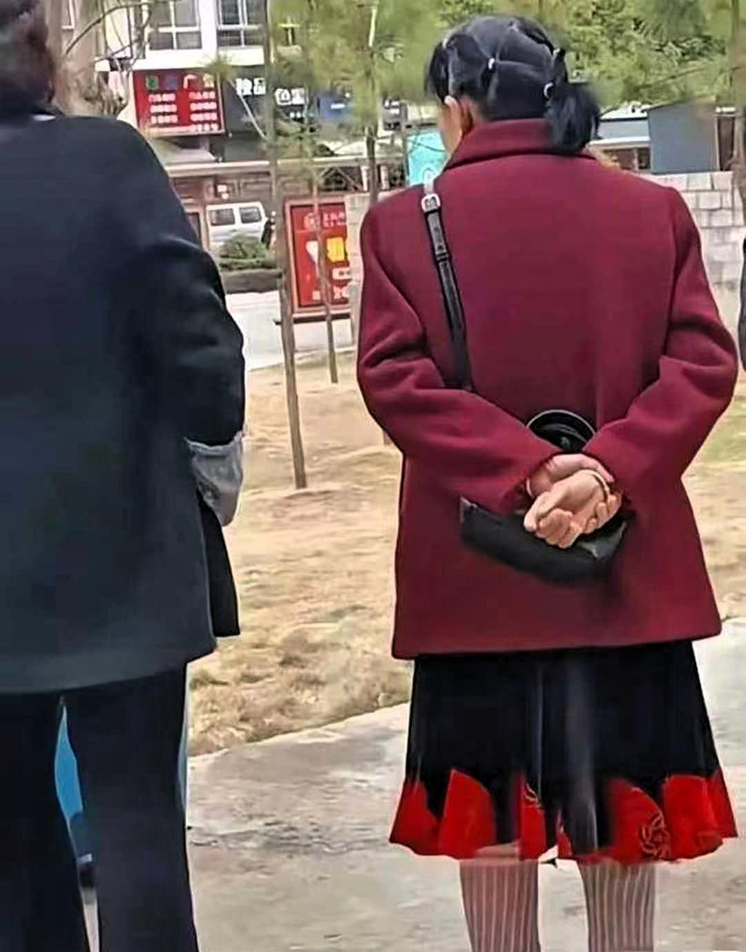 被这位大妈的穿搭惊到了。太有范了。不是刻意扮嫩，而是把不同年龄段的服饰元素