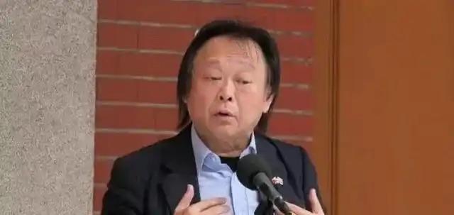 王世坚为啥是“头号柯黑”？这哥们儿简直把骂柯文哲玩成了个人脱口秀！议会里拍桌吼得
