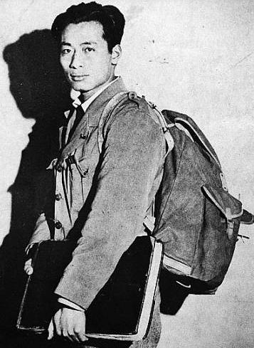 1933年，希特勒接见了骑自行车环游世界来到德国的中国青年潘德明，翻完潘德明那本