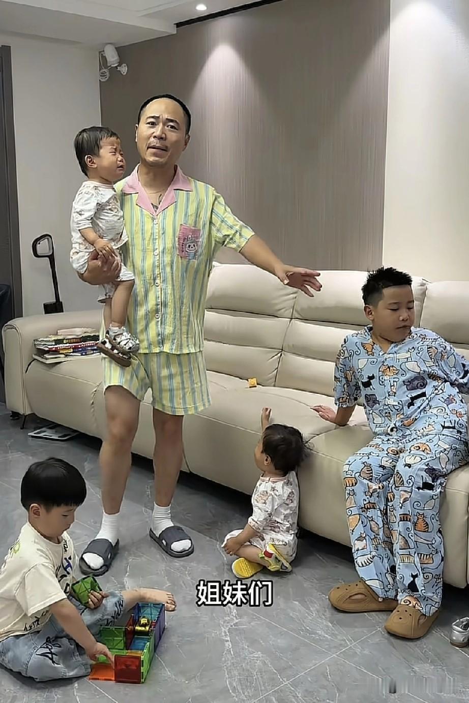 小女儿都快被儿子压的喘不上气了，网红小韩媳妇还举着手机一个劲拍，还说：再等会