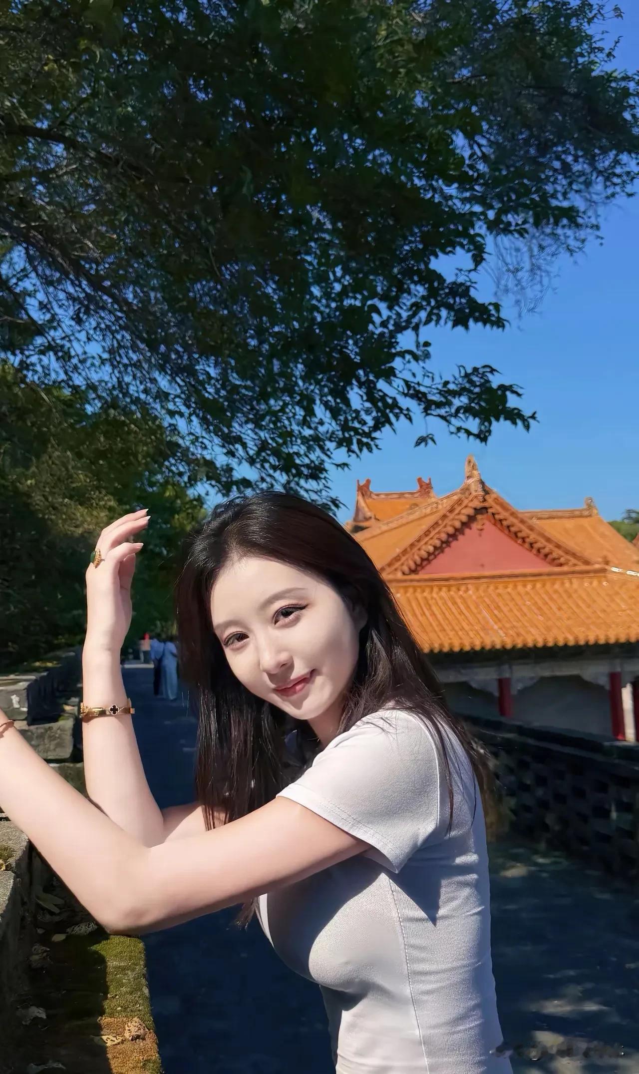 在公园的清新角落，捕捉自然的馈赠阳光透过树叶，洒下斑驳的光影微风轻拂