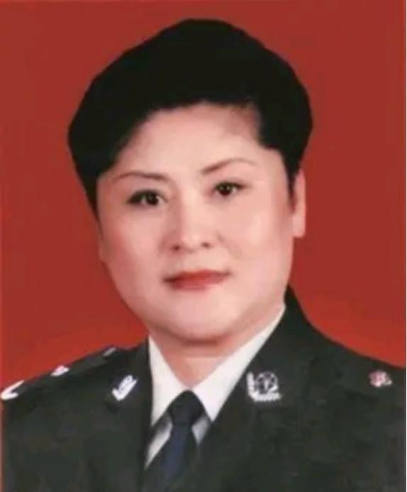 1988年，郑州火车站一姑娘被两名大汉强行塞入出租车内，就在车子一个急刹车时，姑