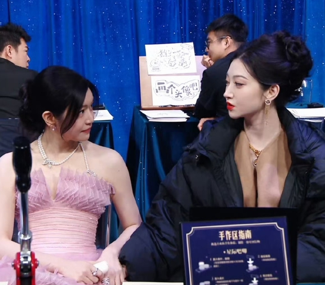 景甜状态不错啊。酒红色露背缎面裙一穿，冷白皮在灯光下白到发光，一字肩把流畅的肩颈