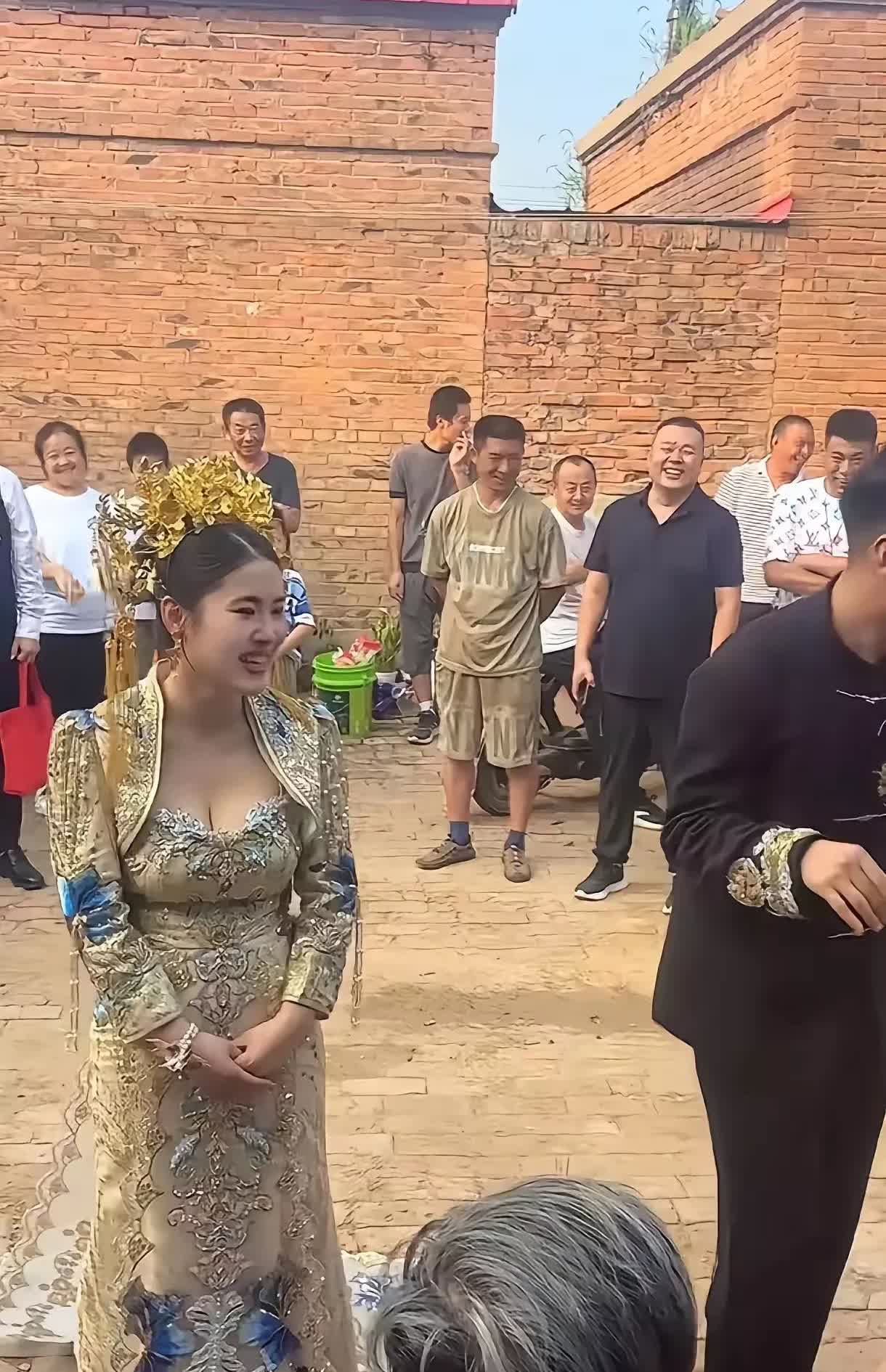 安徽，有一名男子因为家里贫穷，一直没有娶上媳妇，家人为了他的婚事，愁白了双鬓，所