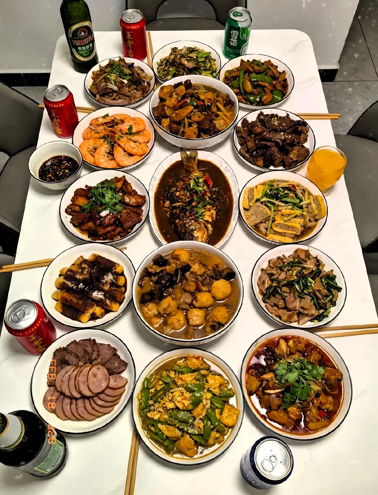 每年过年都一个样：年夜饭再丰盛，再好吃，最后大半都得变成剩菜，吃好几天才吃得完。