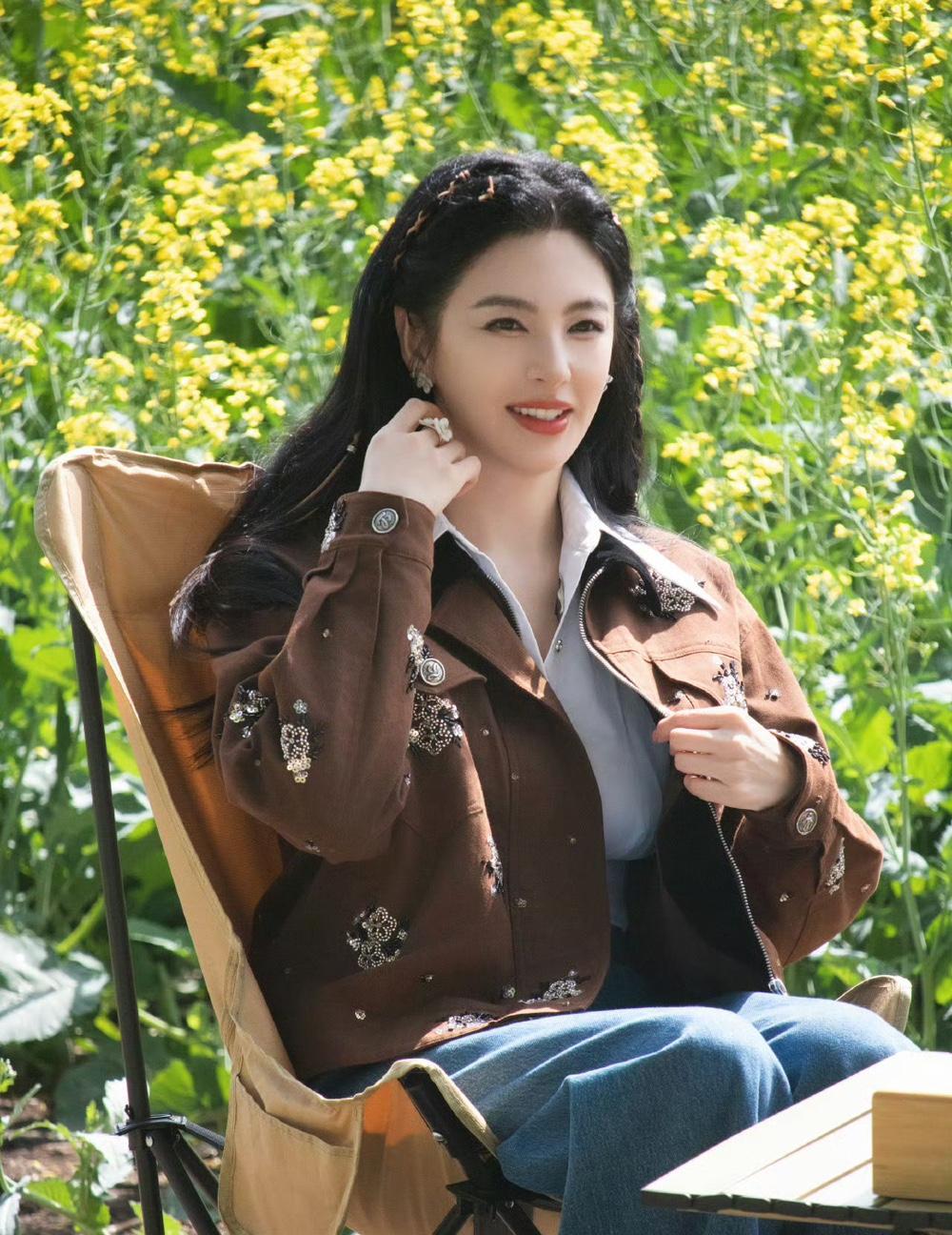 路人镜头下的张雨绮在新疆也太绝了！生图里她的皮肤状态好到爆表，和精修图几乎没差，