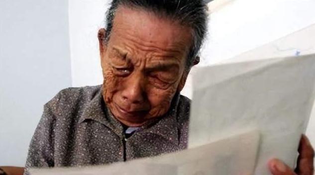 1945年，中国夫妇收养了4岁的日本弃婴，顶着辱骂，将其抚养长大，40年后弃婴回