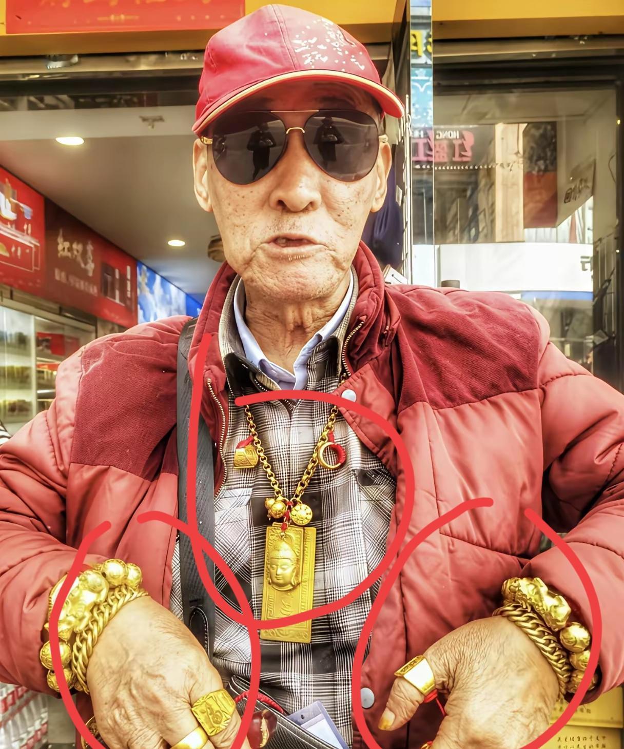 这位大叔的眼光也太绝了!黄金200-300元一克时咬牙囤2000克,如今飙到10