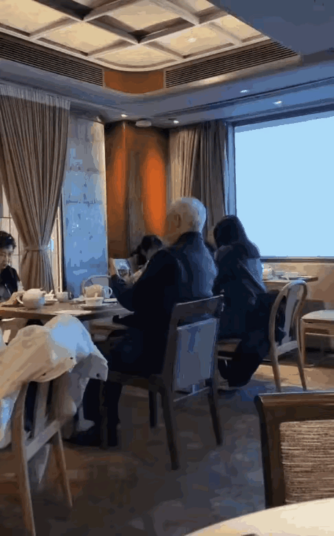 前两天中午去连锁餐厅吃饭，邻桌坐着一对老年夫妻。老爷子全程捧着手机竖起来看，屏幕