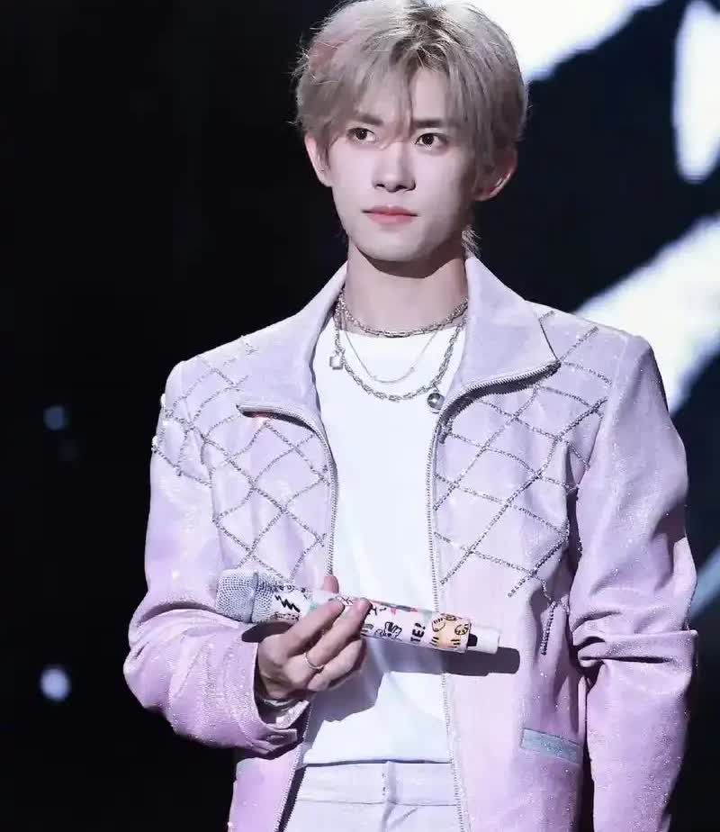 昨天易烊千玺演唱会谁去了？“原来周深是个男的啊！”知道什么叫人山人海滔滔