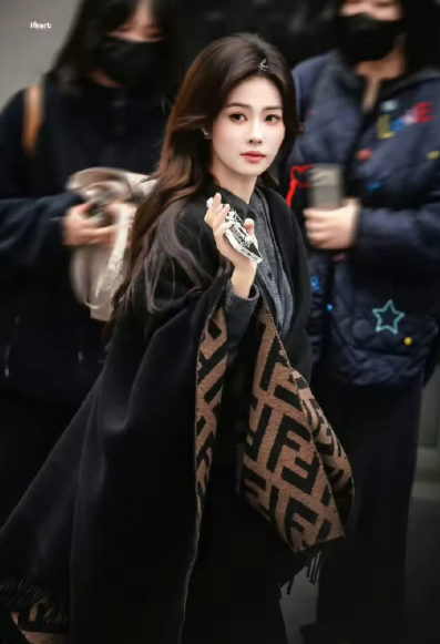 白鹿好六上班这身穿搭完全温婉大小姐吧！太美了