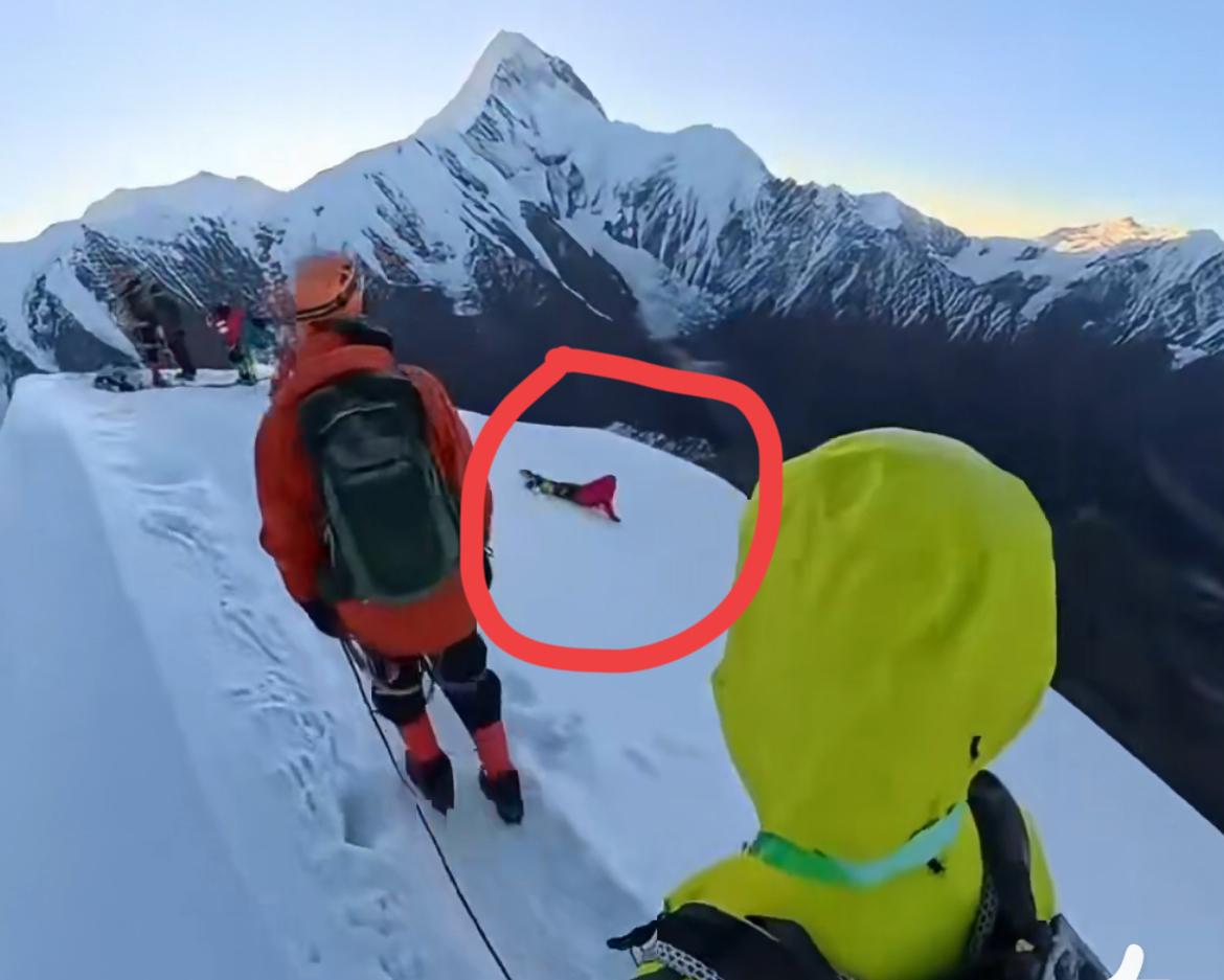 四川甘孜那玛峰一驴友雪山顶滑落，生死未卜，玩户外，危险真的无时不在。据当事的驴友