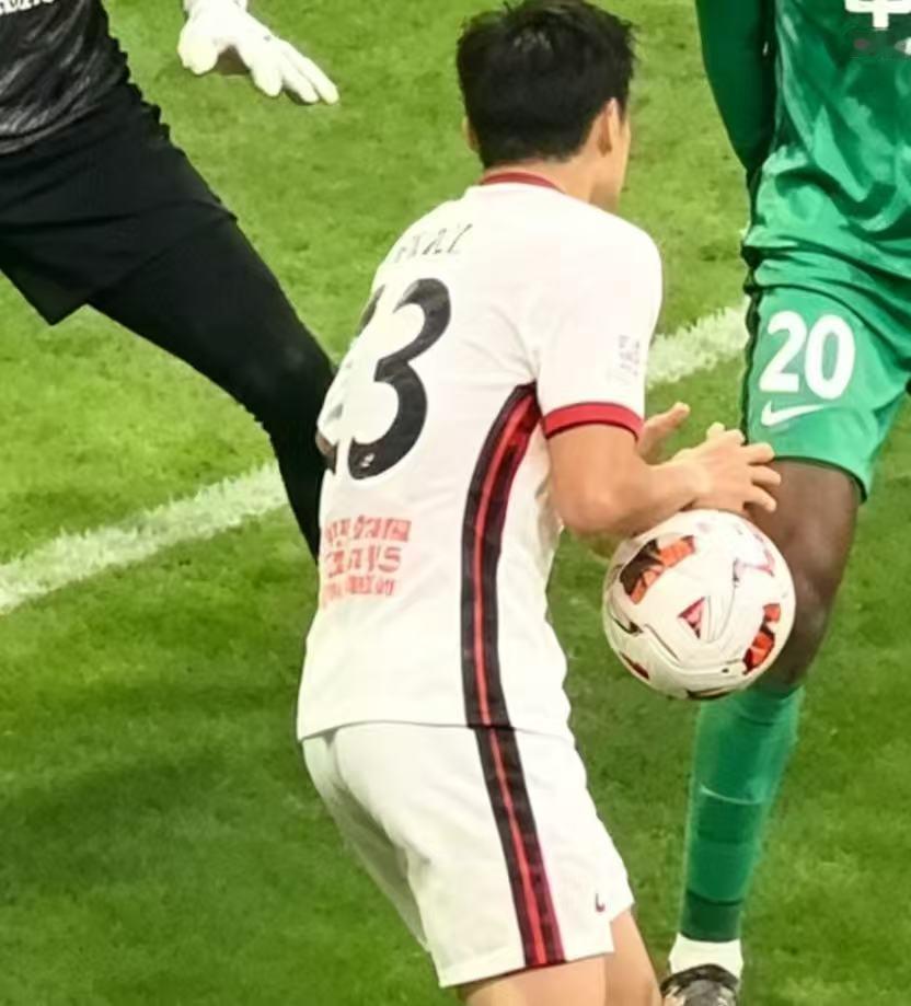 汇总一下大家对这个AI做图总结的问题：一是专用比赛球P错；二是廖力生右手六指