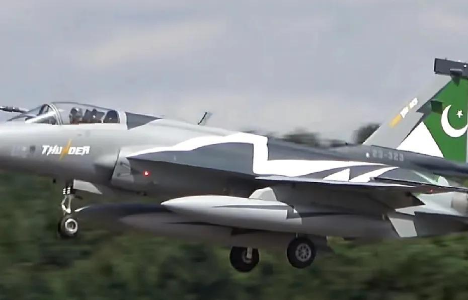 “枭龙”战斗机这么帅？巴基斯坦两架JF-17飞越6000多公里去英国，这也太帅