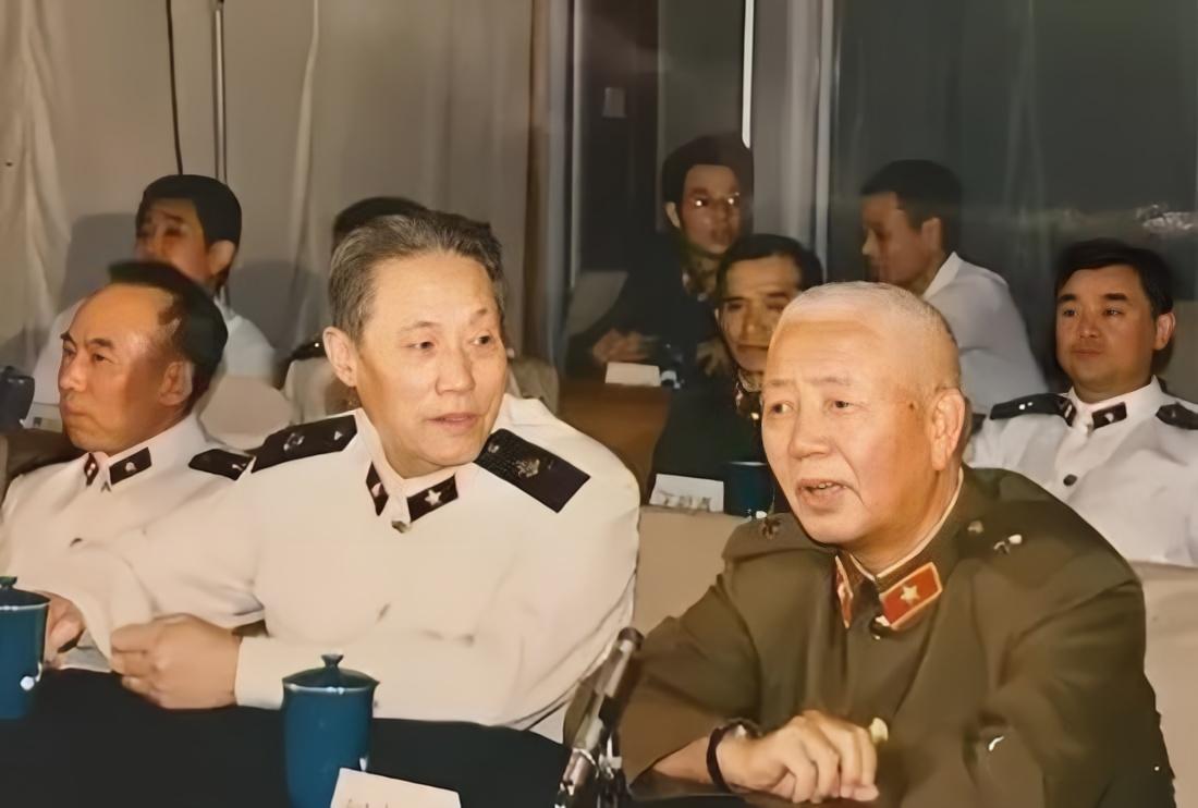 在一次海军的会议上，前排三位将军都是谁？右边是刘华清，湖北大悟人，当时担任海军司