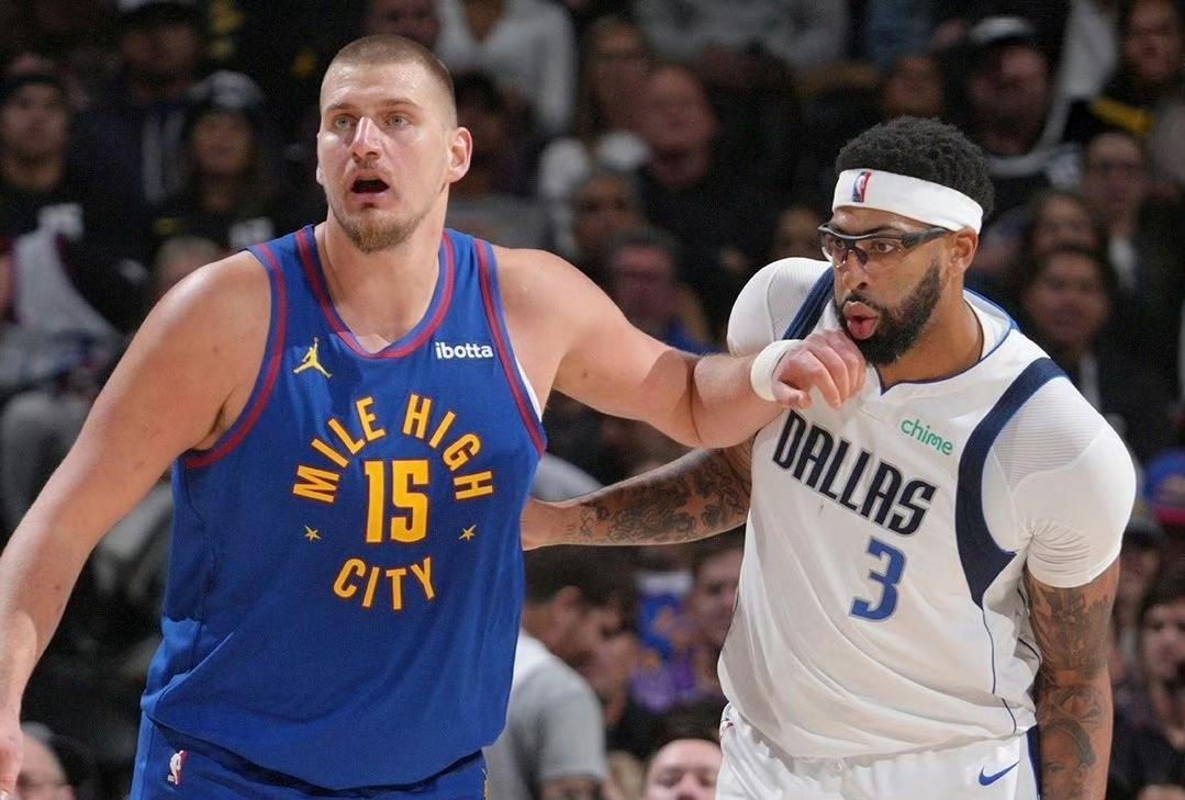 独行侠做客恐怖掘金主场，浓眉本场出战32分钟，投篮23中13，三分球4中2，罚球