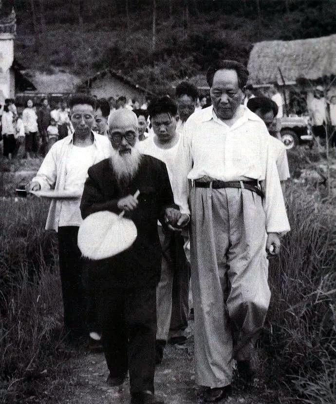 这张照片拍摄于1959年6月的湖南省湘潭县韶山。烈日炎炎的夏天，毛主席要回阔别了