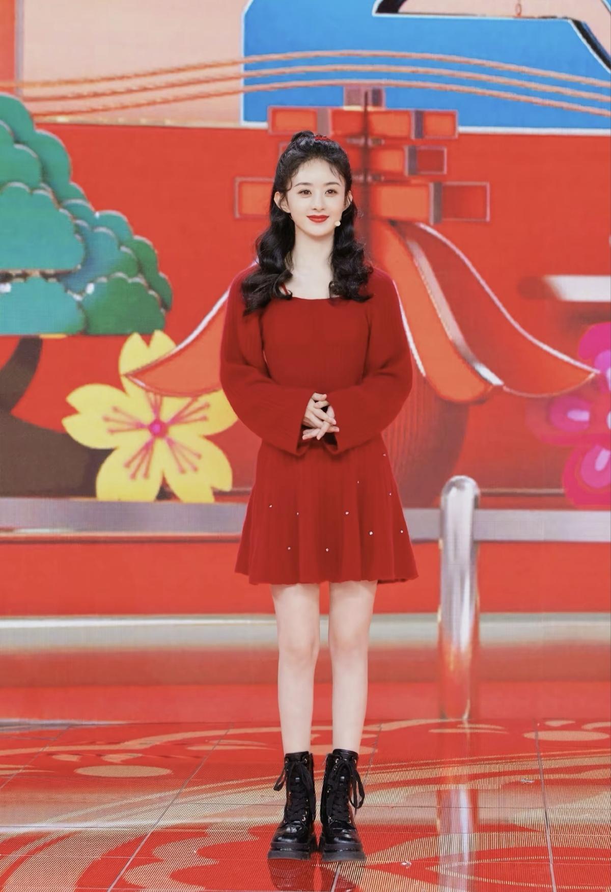 赵丽颖春晚红裙造型太绝了！红裙似火衬得她明艳动人，甜妹气场拉满，妥妥的新年氛围感