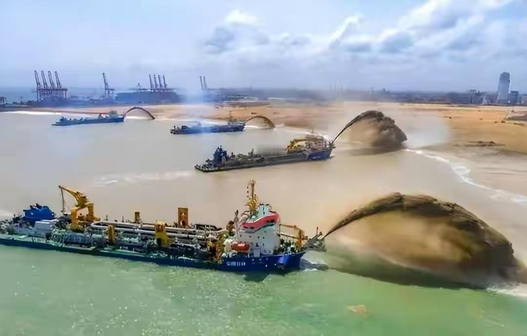 在美国一个讨论平台上，有人问起中国在南海那些人工岛的军事设施，为什么明知一开战就