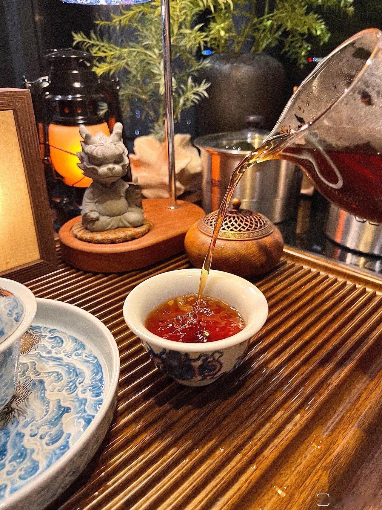 大部分中年人的现状:1、微信不发，电话不响​2、也不参与任何朋友的聚餐​3