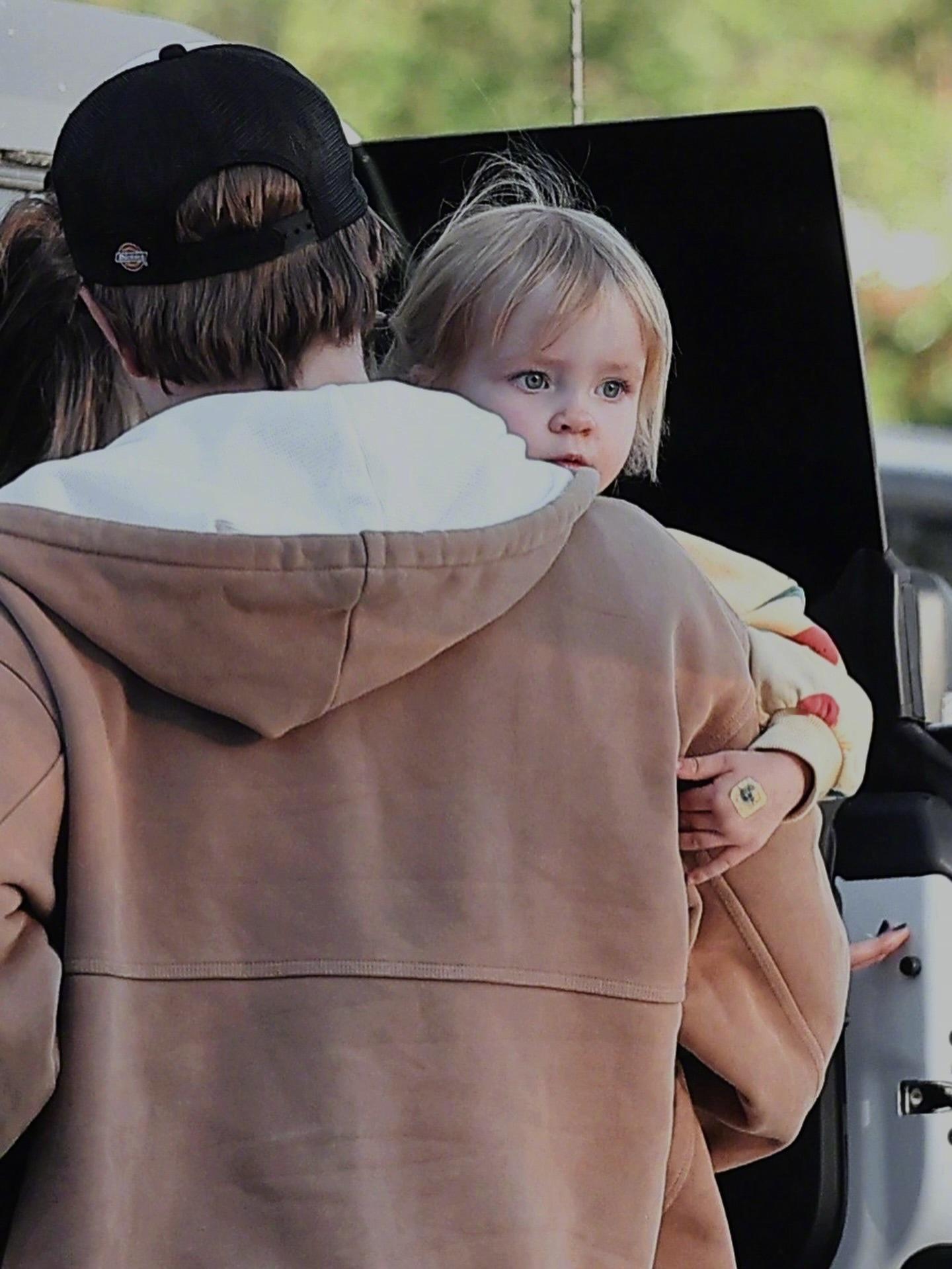 罗伯特·帕丁森和SukiWaterhouse的女儿，你们觉得长的像谁？