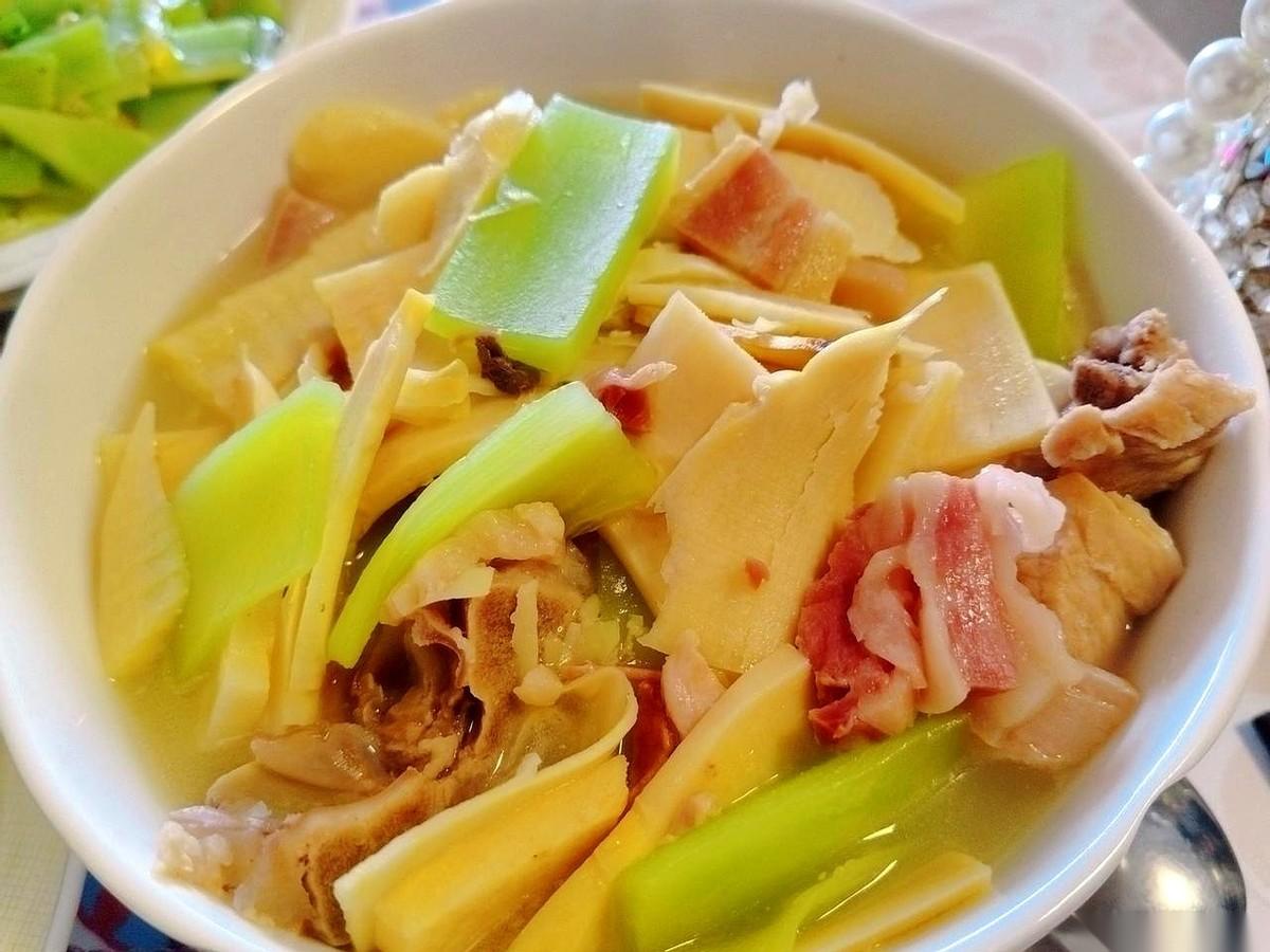 灶上的腌笃鲜咕嘟咕嘟冒着泡，浓白的汤雾糊满了厨房的窗户。我夹起一块冬笋，塞进嘴里