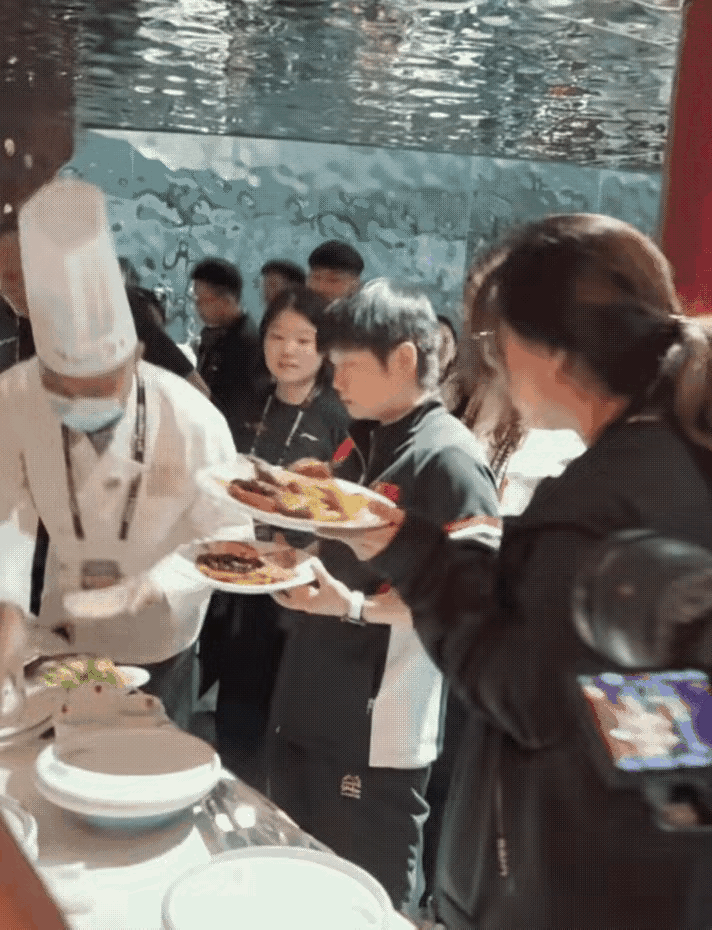 莎莎这波“抢烤鸭”也太圈粉了！北京大满贯晚宴上，她攥着一盘烤鸭还跟大厨喊“师父，