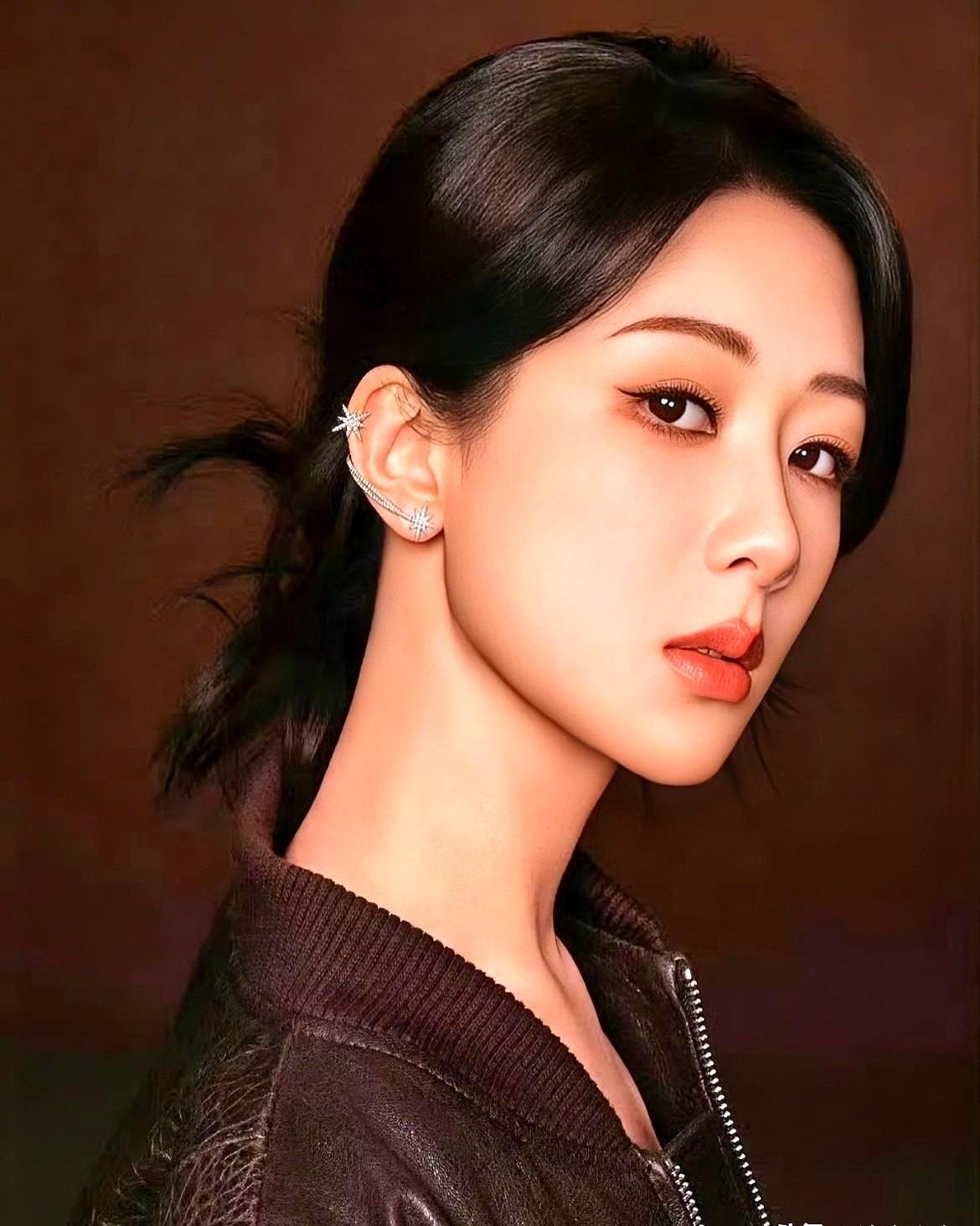 杨紫转型制作人的信号，藏都藏不住了！2016年成立工作室后，她早就在悄悄布局