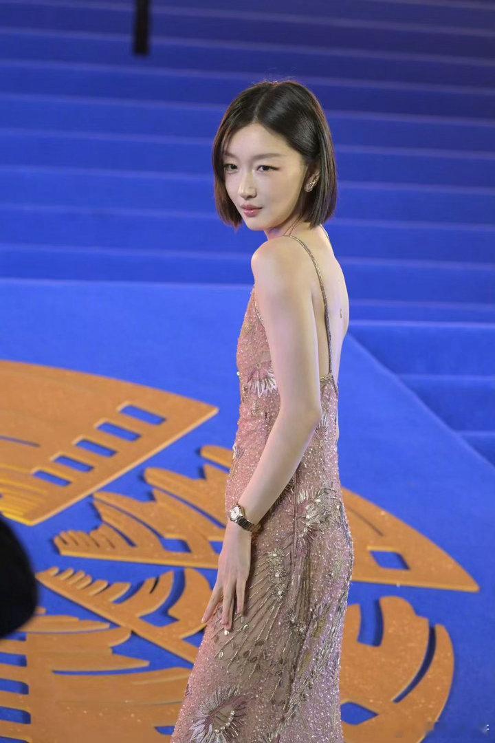 周冬雨短发好萌周冬雨这次的短发比之前更短了，但反而更显脸小。红毯上她笑得很自然