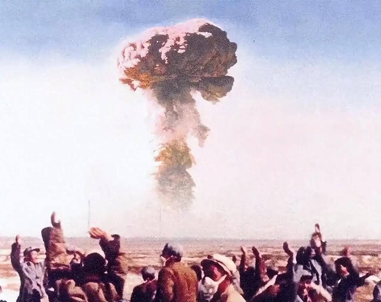 1967年，罗布泊原子弹爆炸那天，我军放出50只军用信鸽，只有45只飞了回来。研