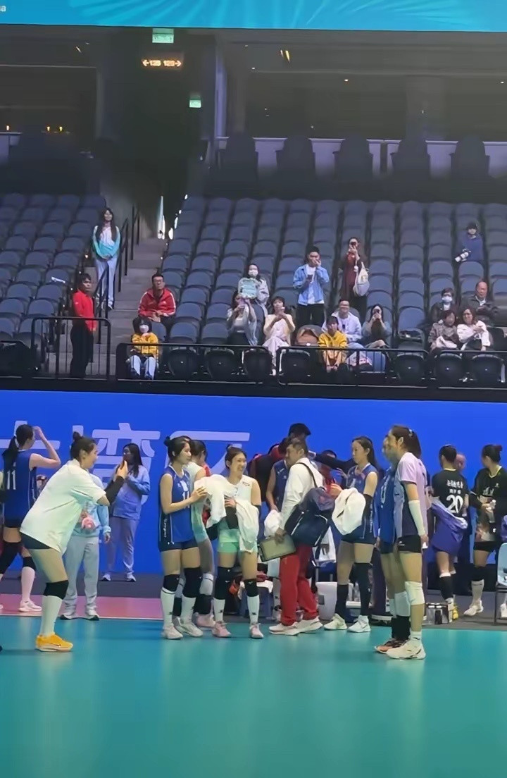 11月18日，全场72扣33中4拦网得到37分的朱婷，以她的实力和拼劲得到了输球