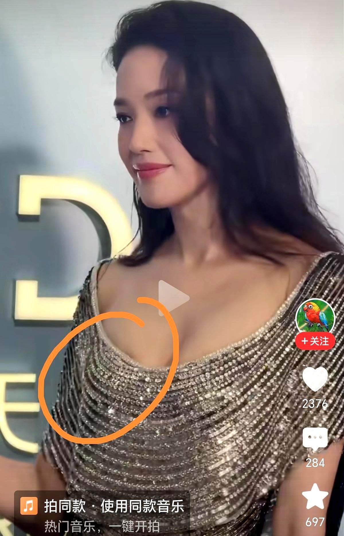 她把她童年的不幸比舒淇很美，她的美，不在于五官，而在于气质。这一