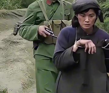 这是1979年，解放军押送越南女特工真实影像。画面中，这名越南女特工的双手，