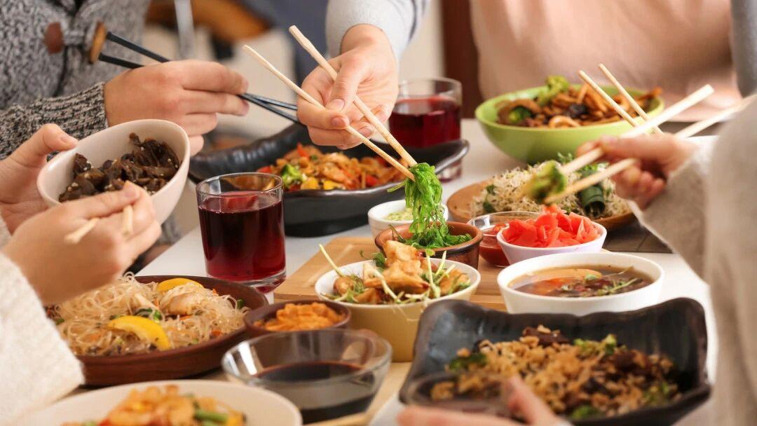 101岁的陈阿菊奶奶满头银发却精神矍铄，连“三高”都没沾过边。她的长寿秘诀就藏在