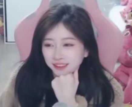 Ams：我说实话现在直播观众多一点，以前没结婚的时候礼物多，所有直播间礼物都不如