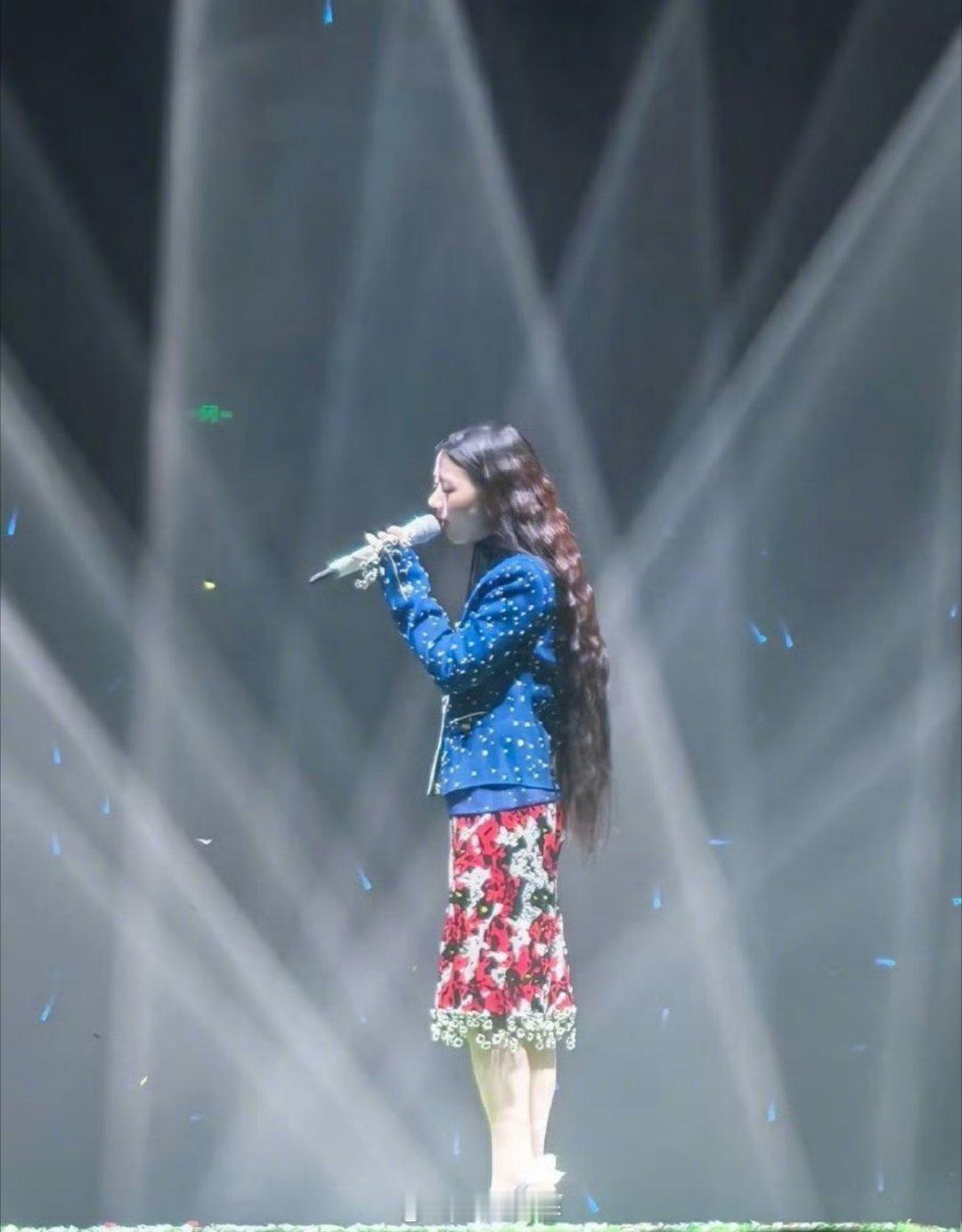 单依纯演唱会衣服，说是穿的香奈儿高定