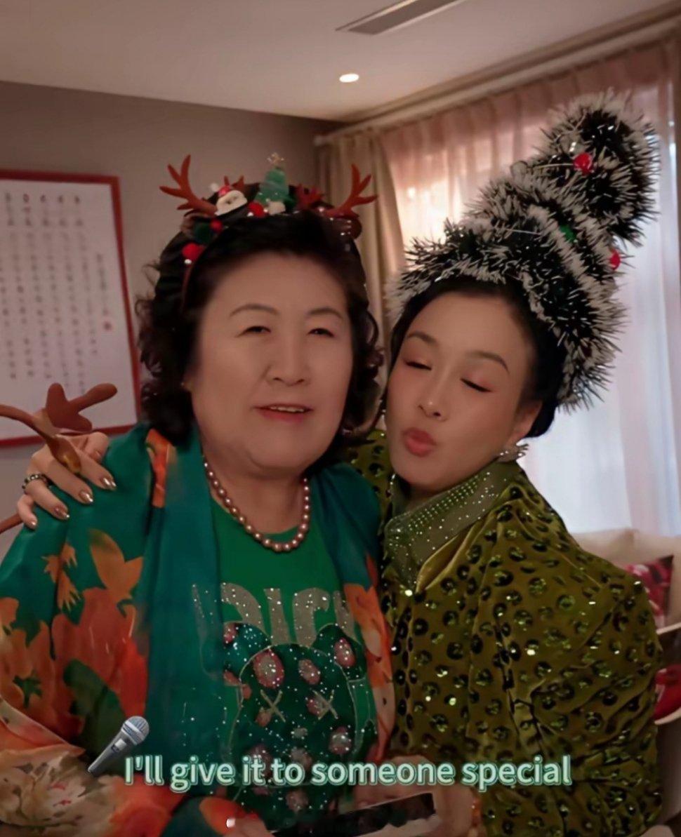 钟丽缇和婆婆没差几岁，看着却像两代人。​