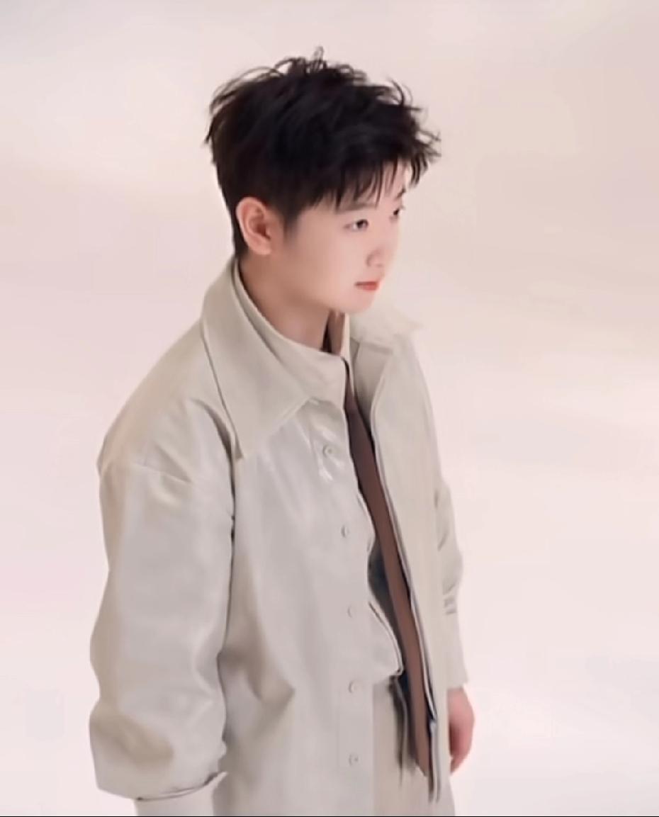 妈耶！3月26日，新鲜的莎莎！新的代言，就是这么给力！这么中性的造型，是想迷晕姐