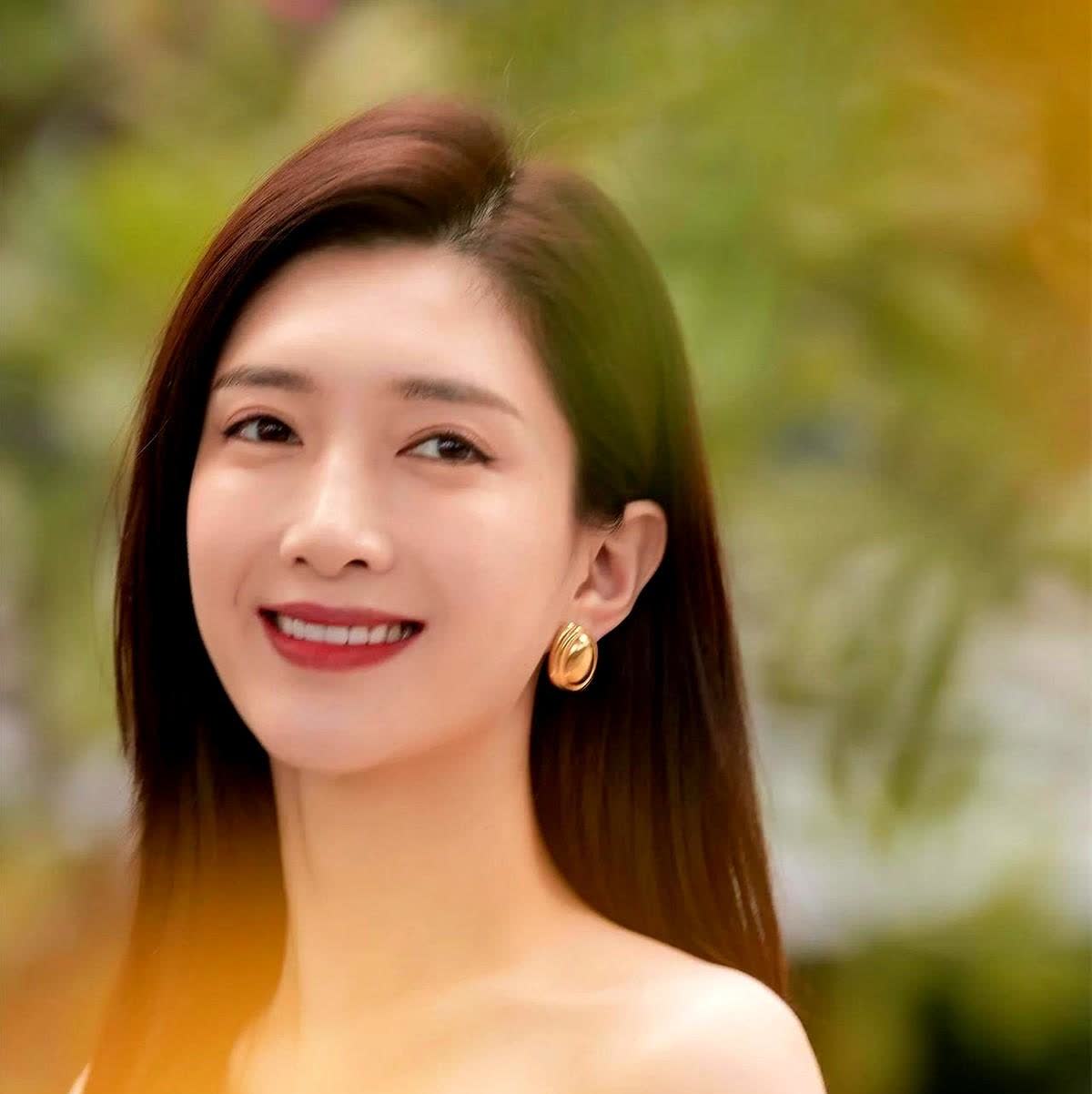 一觉醒来，江疏影的天塌了！！网上爆料：一线顶流女星去海外产子，所