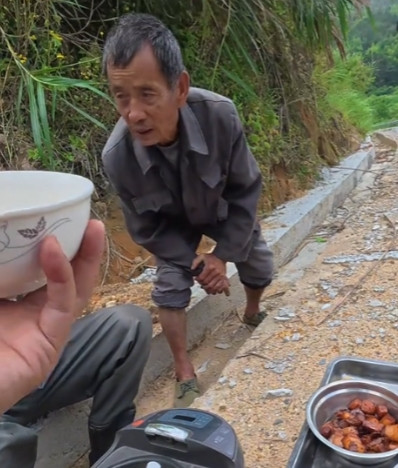 “农村人就是实在！”6月1日江西，男子在山中钓鱼，用40元雇佣村里大爷来送饭，不