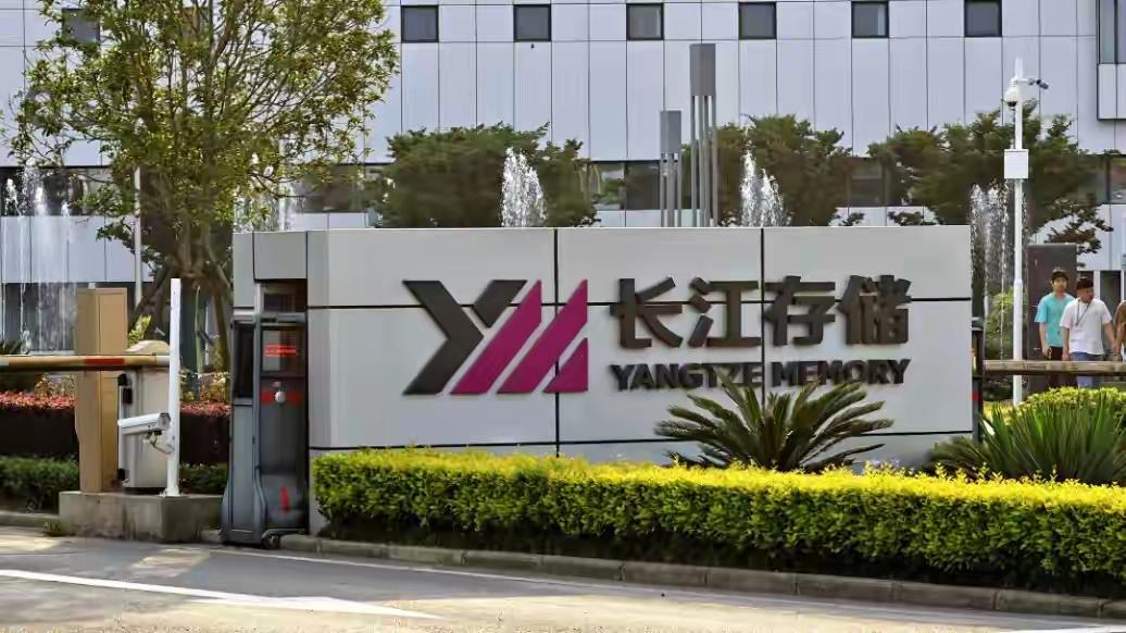 中国存储芯片把美国逼得节节败退说起存储芯片这事儿，美国人本来以为自己稳坐江山