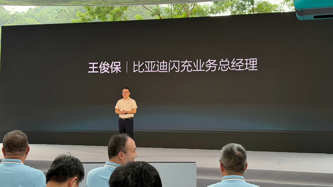 比亚迪闪充站因为有很高的充电功率，所以有很高的翻台率，日均能服务54台车，这