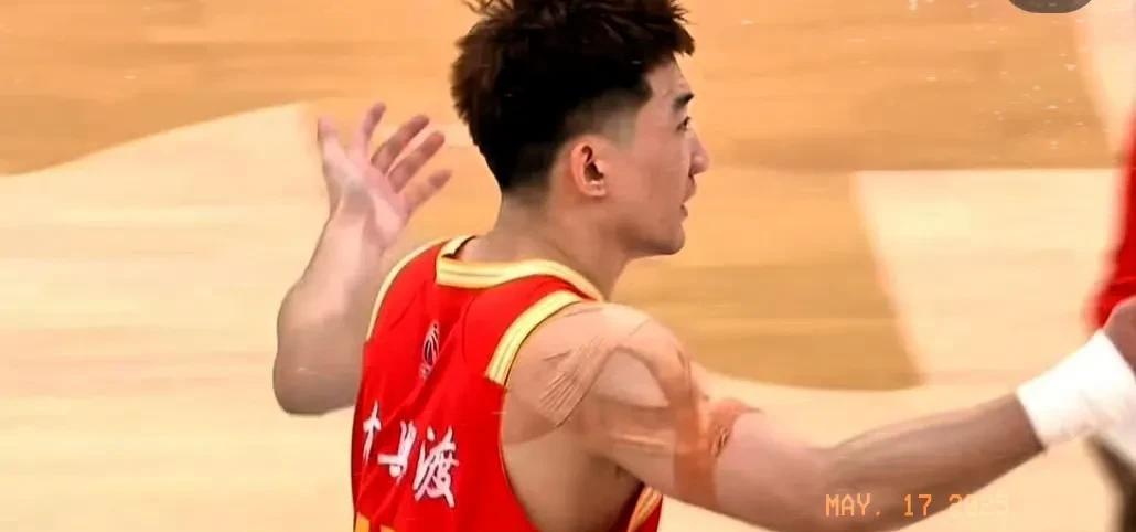 孙铭徽傻眼了吧！广厦最后球员明显有想法了，估计在想怎么庆祝了，结果呢，提前准备好