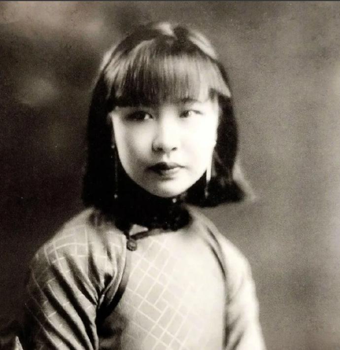 1984年，某街头的环卫工人正在打扫路面时，突然一位穿着整齐的男人走到她面前，说