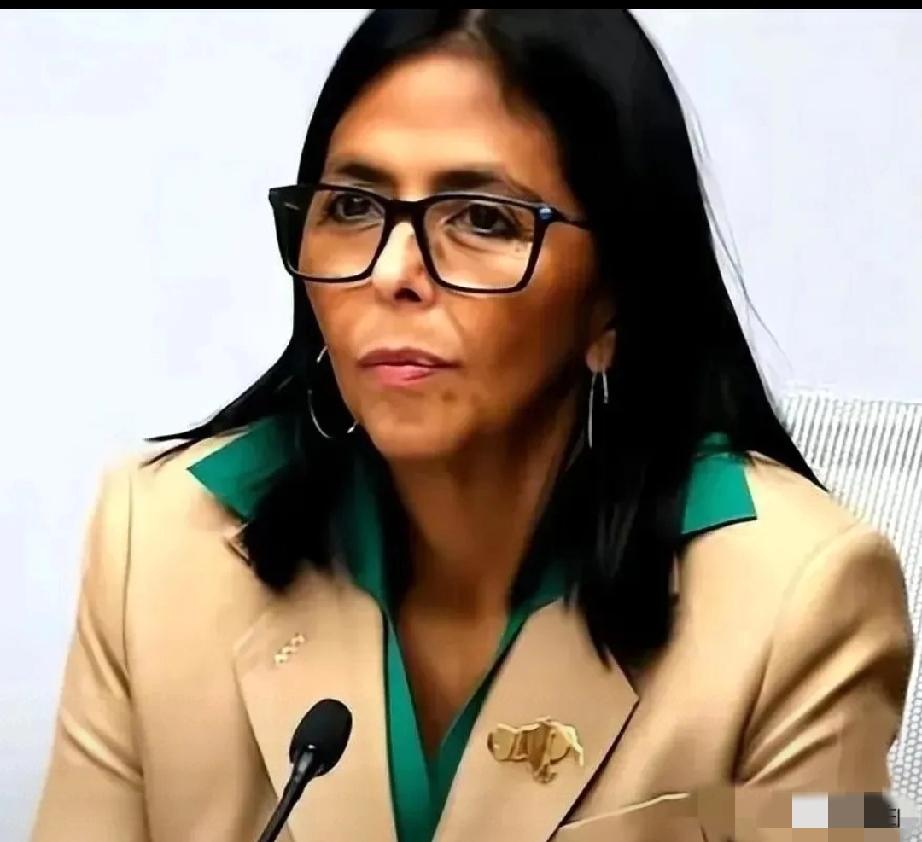 委内瑞拉上演了最魔幻的一幕。那个上台后推动石油收入由美方托管、开放油气合作，