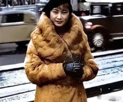 墓碑上的潘宝娟1975年温哥华，67岁的“潘宝娟”带着两只樟木箱定居，没人知她曾