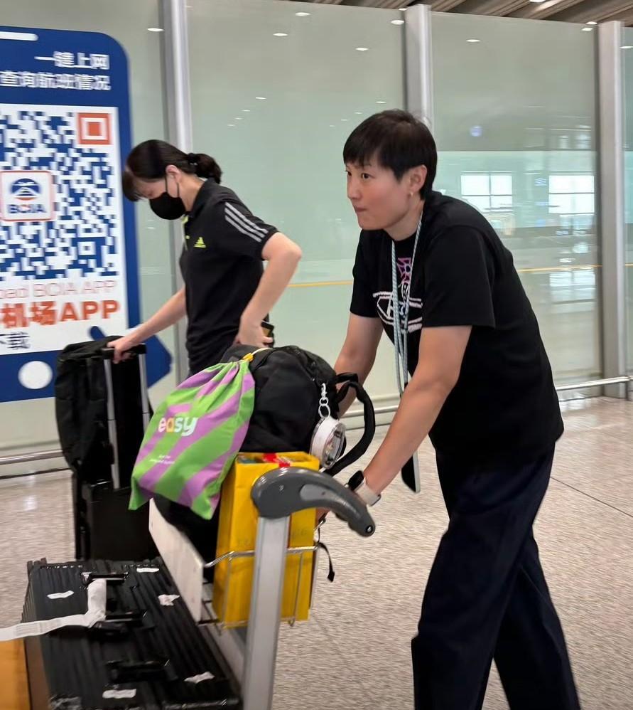 赖亚文回京亲自拿行李。虽然她贵为中国排协“掌舵人”，依然凡事亲力亲为，甚至连行李