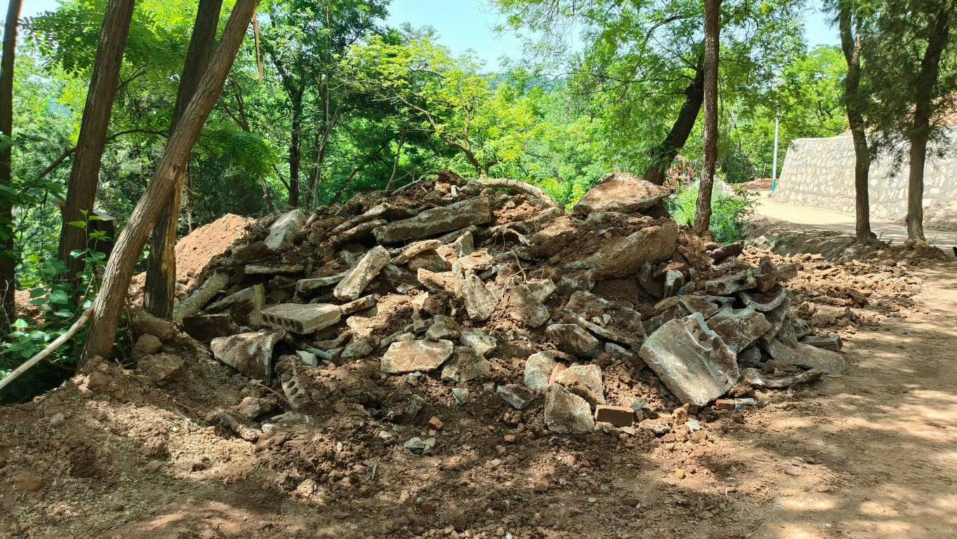 【西安临潼一生态修复工程变“破坏工程”：水泥块倾入自然沟壑当地政府已责令清理】